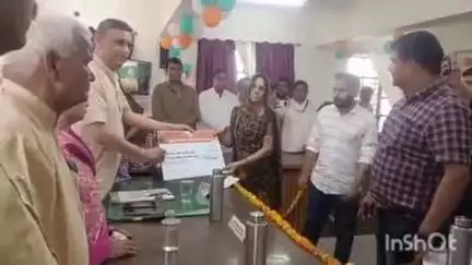 सादाबाद: सादाबाद में कृषि बीमा दुर्घटना के तहत 11 किसान परिवारों को मिली आर्थिक सहायता, विधायक और एसडीएम ने 5-5 लाख के चेक सौंपे