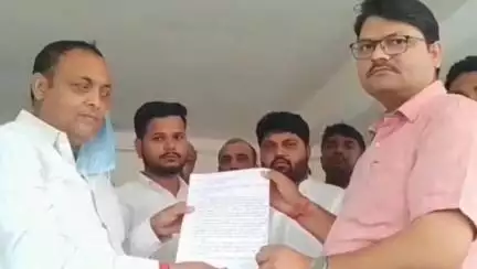 सगड़ी: हरैया विकासखंड कार्यालय पर जनप्रतिनिधियों ने मांगों को लेकर नायब तहसीलदार को सौंपा ज्ञापन, निस्तारण का मिला आश्वासन
