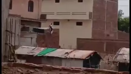 बागपत: बागपत में रंगिली दुल्हन के दर्जनों आशिक, प्रेमी के साथ होटल में पकड़े जाने पर छत से कूदकर हुई फरार, वीडियो वायरल