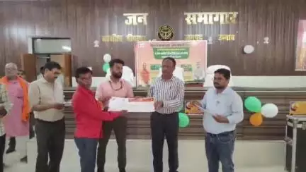बीघापुर: तहसील मुख्यालय बीघापुर में मुख्यमंत्री कृषक दुर्घटना कल्याण योजना के लाभार्थियों को बांटे गए चेक