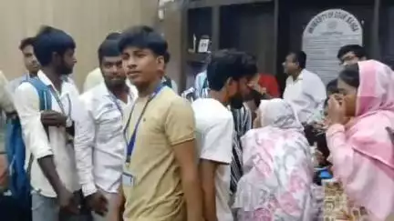 ইংরেজবাজার: ভর্তি ফিস বৃদ্ধির প্রতিবাদে গৌড়বঙ্গ বিশ্ববিদ্যালয়ের রেজিস্টার কে ঘেরাও করে বিক্ষোভ পড়ুয়াদের