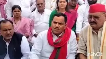 पैलानी: सपा का प्रतिनिधि मंडल चिल्ला थाना क्षेत्र में पहुंचा, दुष्कर्म पीड़ित मृत बच्ची के परिवार को मदद का भरोसा दिया