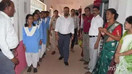 मुंगेली: कलेक्टर और एसपी ने शाला प्रवेशोत्सव पर धरमपुरा स्कूल का किया औचक निरीक्षण