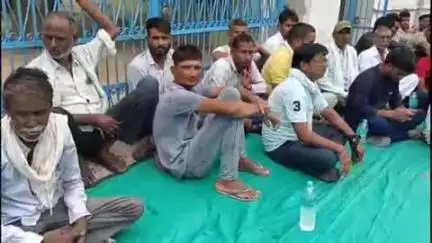 सीकर: लोसल के वार्ड नंबर 20 में 100 फुट टंकी के ऊपर चढ़ा ठेका कर्मचारी मधुमक्खियों के हमले के बाद नीचे गिरकर हुआ मौत