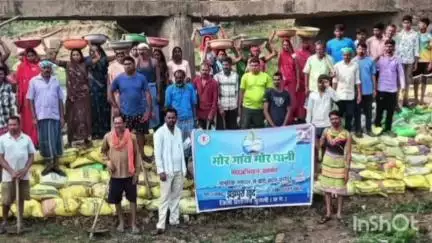 मुंगेली: जल संरक्षण हेतु श्रमदान से किया गया बोरी बंधान कार्य, मोर गांव 'मोर पानी' महाअभियान में ग्रामीणों ने दिखाया उत्साह