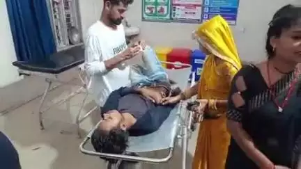टीकमगढ़: अजनौर गांव में ट्रक की टक्कर से बाइक चालक घायल, ट्रक चालक वाहन लेकर फरार