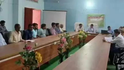 सारठ: CO केसीएस मुंडा ने सारठ अंचल सभागार में कर्मचारियों संग की बैठक, भू-लगान वसूली का दिया निर्देश
