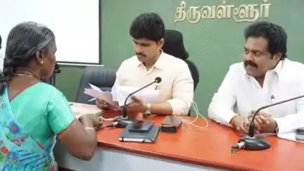 திருவள்ளூர்: திருவள்ளூர் மாவட்ட ஆட்சியர் கூட்டரங்கில் மக்கள் குறை தீர்க்கும் கூட்டத்தில் பங்கேற்ற திருவள்ளூர் தொகுதி திமுக சட்டமன்ற உறுப்பினர்
