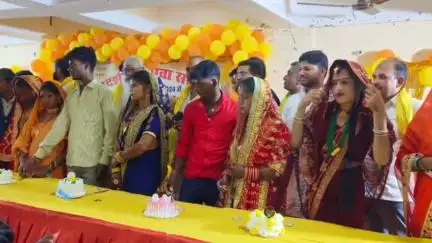 केसरिया: केसरिया सम्राट अशोक भवन के सभागार में सोमवार को आदर्श सामूहिक विवाहोत्सव की पहली वर्षगांठ मनाई गई