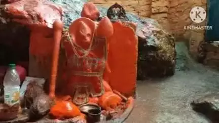 बांधवगढ़: उमरिया भरौली NH-43 सड़क किनारे हनुमान मंदिर में पुजारी ने उतारी हनुमान जी की आरती
