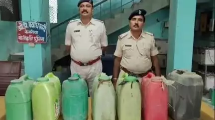 केसरिया: केसरिया थाना क्षेत्र से पुलिस ने 110 लीटर देशी चुलाई शराब बरामद की, दरपा थाना क्षेत्र से शराब के साथ 2 गिरफ्तार