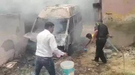 जखनिया: जखनिया अस्पताल परिसर में खड़ी एम्बुलेंस में अराजकतत्वों ने लगाई आग, पुलिस जांच में जुटी