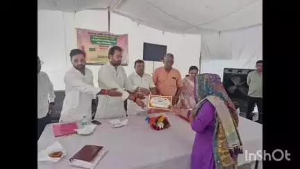 रामपुर मनिहारन: रामपुर मनिहारान तहसील परिसर में किसान दुर्घटना बीमा योजना के तहत लाभार्थियों को बांटे गए ₹5 लाख के चेक