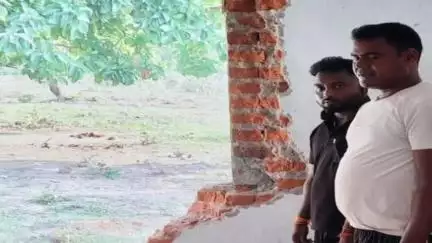पेटरवार: चोरगांवां में हाथियों के झुंड का उत्पात, विद्यालय का राशन खाया और ग्रिल उखाड़ी
