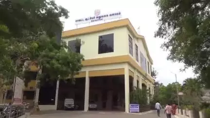 திருநெல்வேலி: வெளிநாட்டிற்கு வேலைக்கு சென்ற தாய் மாயம்! காணாமல் போன தந்தையையும் மீட்டுத் தரக்கோரி பேட்டையை சேர்ந்த இளம் பெண் ஆட்சியரிடம் மனு.