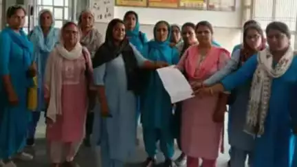 नारनौल: बायोमैट्रिक अटेंडेंस के विरोध में महिला स्वास्थ्य कर्मचारियों ने सिविल सर्जन को स्वास्थ्य मंत्री के नाम सौंपा ज्ञापन