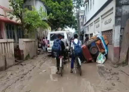 মথুরাপুর ২: কাছারি হালদারপাড়া এলাকায় রাস্তা খারাপ থাকায় টোটো উল্টে গিয়ে আহত হন ওই টোটো চালক