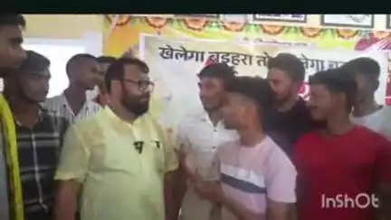 बड़हरा: बखोरापुर गांव स्थित अपने आवास पर बीजेपी नेता व उद्योगपति ने 16 गांव के खिलाड़ियों के बीच खेल सामग्री का वितरण किया