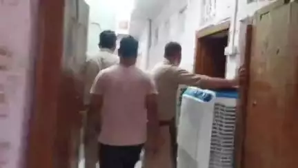 शाहजहांपुर: चर्चित आयुष हत्याकांड में बड़ी कार्रवाई: फरार आरोपी शेखर मौर्य की सदर बाजार पुलिस ने चल सम्पत्ति की कुर्क की