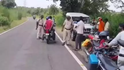 কাশীপুর: পুরুলিয়া-বাঁকুড়া রাজ্য সড়কের মাজরামুড়া গ্রামের কাছে পথ দুর্ঘটনায় মৃত্যু হল এক যুবকের