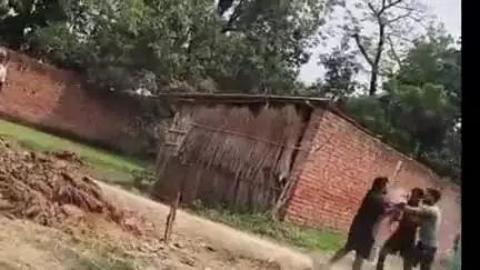 प्रतापगढ़: हरिपालमऊ गांव में बैनामा की जमीन पर निर्माण के दौरान दो पक्षों में हुई मारपीट का वीडियो हुआ वायरल