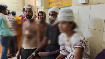पडरौना: जवंही नरेन्द्र गांव में जमीनी विवाद को लेकर एक ही परिवार के 3 लोगों पर किया गया हमला, मेडिकल कॉलेज में भर्ती