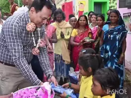 मगरलोड: ट्राईफेड के एमडी ने तीन बच्चों का कौहाबाहरा प्राथमिक शाला में कराया दाखिला