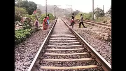 భువనగిరి: భువనగిరి శివారులోని అనంతారం ఫ్లైఓవర్ కింద సికింద్రాబాద్ నుండి వైజాగ్ వెళ్తున్న రైలు కిందపడి ప్రేమ జంట ఆత్మహత్య
