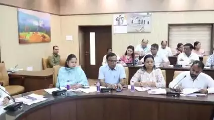 छिंदवाड़ा नगर: कलेक्टर कार्यालय में आयोजित टीएल बैठक में कलेक्टर ने की लंबित प्रकरणों की समीक्षा