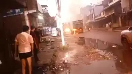 बारा: जसरा बाजार में चलती हुई डंपर में लगी आग, मच गया अफरा-तफरी