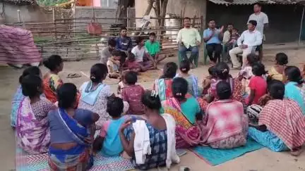कोलेबिरा: दिलीप तिर्की पहुंचे खिजरी खूंटीटोली, ग्रामीणों की समस्याएं सुनीं और समाधान का आश्वासन दिया