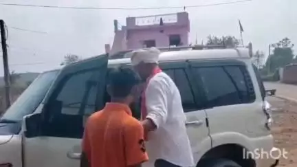 पटेरा: भगवती मानव कल्याण संगठन के सदस्यों ने रमगढ़ा में कार से बरामद की अवैध शराब, किया पटेरा पुलिस के हवाले