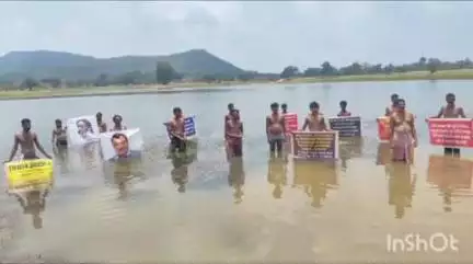 चांदवा: अन्नदाता किसानों का अपनी मांगों को लेकर जल समाधि सत्याग्रह आंदोलन दूसरे दिन भी जारी रहा