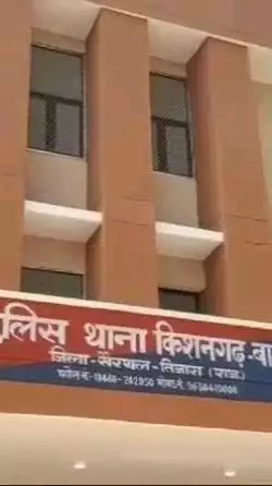 मेदवास में पुरानी रंजिश के मामले में बोलेरो चालक पर पत्थरबाजी, वाहन को तोड़ा, युवक जान बचाकर भागा