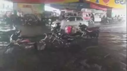 ब्यावरा: ब्यावरा में करीब पांच घंटे से जारी बारिश का दौर, राजगढ़ बाईपास पुल के नीचे भरा पानी#jansamshya