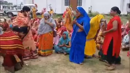 गौरीगंज: गौरिगंज कलेक्ट्रेट परिसर में धरने पर बैठी आंगनबाड़ी कार्यकत्री ने मौके पर पहुँचे एसडीएम को सौंपा ज्ञापन