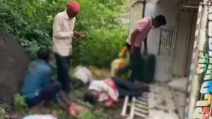 अक्कलकुवा: होराफळी घाटात बोलेरो पिकअप वाहन पलटी होऊन भीषण अपघात; २२ प्रवासी गंभीर जख्मी