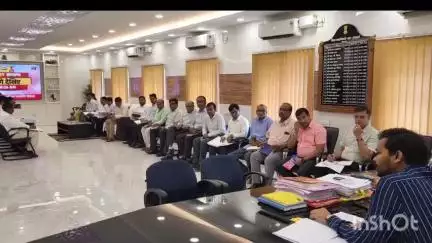 किशनगंज: डीएम विशाल राज की अध्यक्षता में ज़िले के अधिकारियों के साथ हुई बैठक
