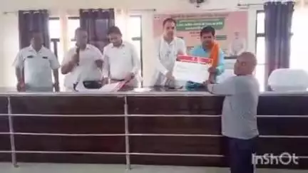 मड़ावरा: मडावरा के तहसील सभागार में मुख्यमंत्री कृषक दुर्घटना कल्याण योजना के तहत पात्र लाभार्थियों को वितरित किए गए सांकेतिक चेक