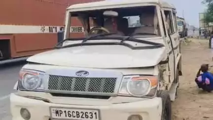 सिराथू: संगम अस्थियां प्रवाहित करने जा रहे परिवार की गाड़ी का टायर अझुवा के पास फटा, गाड़ी पलटी, एक महिला घायल