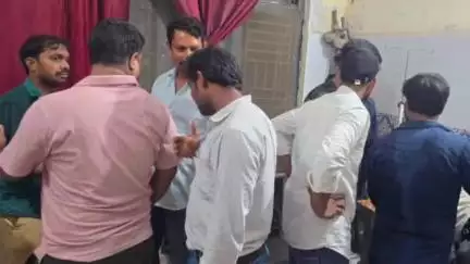 बेल्थरा रोड: चौकिया मोड़ के पास वैगनआर कार की टक्कर से स्कूटी सवार पिता-पुत्र हुए घायल