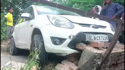 जाले: जाले थाना क्षेत्र के जोगियारा में स्क्रू पाइलिंग पुल की रेलिंग से टकराकर कार दुर्घटनाग्रस्त, कार सवार फरार