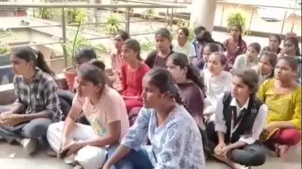 ತಿಕೋಟಾ: ಮಹಿಳಾ ವಿವಿ ಉಪ ಕುಲಪತಿ ಹಾಗೂ ಪ್ರತಿಭಟನಾ ನಿರತ ವಿದ್ಯಾರ್ಥಿಗಳ ಮದ್ಯೆ ವಾಗ್ವಾದ, ಸಮಸ್ಯೆ ತಕ್ಷಣ ಬಗೆ ಹರಿಸುವಂತೆ ಒತ್ತಾಯ