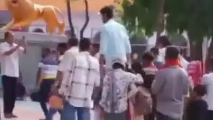 हरिद्वार: कनखल स्थित दक्षेश्वर महादेव मंदिर पहुंचे साढ़े आठ फुट लंबे युवक ने बनाया चर्चा का विषय, वीडियो हुआ वायरल