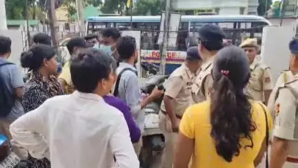 মোহনপুর: টেট পরীক্ষার ফলাফলের দাবিতে আগরতলায় মুখ্যমন্ত্রী বাড়ির ঘেরাও করলো বেকাররা