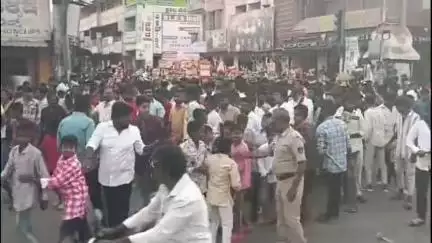 ಚಿಂತಾಮಣಿ: ಉತ್ತಮ ಮಳೆ-ಬೆಳೆಗಾಗಿ ವಿನೋಭಾ ಕಾಲೋನಿ ನಿವಾಸಿಗಳಿಂದ ಆಂಜನೇಯಸ್ವಾಮಿಗೆ ತಂಬಿಟ್ಟಿನ ದೀಪೋತ್ಸವ.