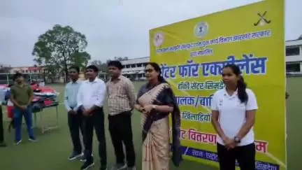 सिमडेगा: उपायुक्त कंचन सिंह ने किया सिमडेगा हॉकी स्टेडियम का दौरा, खिलाड़ियों को खेल किट वितरित की