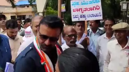 ಧಾರವಾಡ: ನಗರದ ಜಿಲ್ಲಾಧಿಕಾರಿ ಕಚೇರಿ ಎದುರು ಪ್ರತಿಭಟನೆ ನಡೆಸಿದ ಹಿರಿಯ ನಾಗರಿಕರಿಗೆ ಭರವಸೆ ನೀಡಿದ ಜಿಲ್ಲಾ ಉಸ್ತುವಾರಿ ಸಚಿವ ಸಂತೋಷ ಲಾಡ್