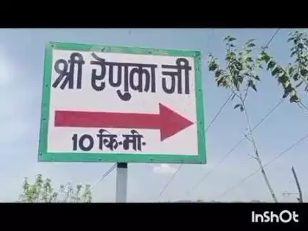 ददाहू: पंचायत की दुकान गिरने की संभावना एक व्यक्ति द्वारा पंचायत की दुकान पर के ऊपर ईंट की दीवाल तैयार की ददाहू में