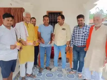 विजयीपुर: लामीचौर और डोमनपुर पंचायतों में पीएम के कार्यक्रम के लिए भाजपा कार्यकर्ताओं ने लोगों को दिया आमंत्रण पत्र